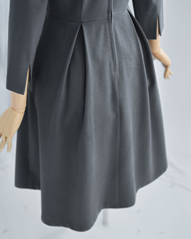 袖口スリット入りで手元が動かしやすく、実用性も備えたきれいめフレアワンピース。