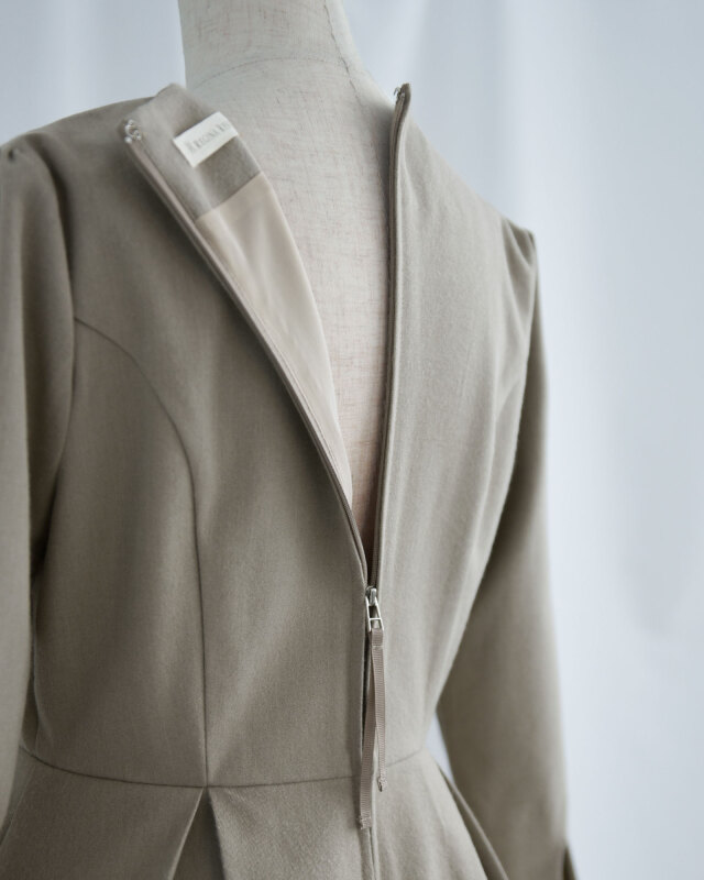 背中ファスナー仕様で着脱しやすく、忙しい大人女性にも嬉しいきれいめワンピース。