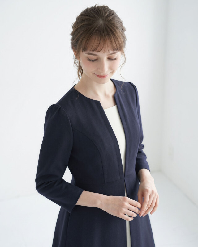 清楚で上品なバイカラーデザイン。お顔周りをすっきり見せる大人のきれいめワンピース。レジーナ【神戸ワンピース専門店】