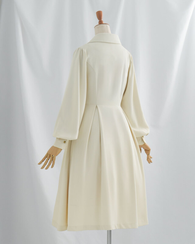 後ろ姿もすっきり ウエスト切替のシャツワンピース ミモレ丈