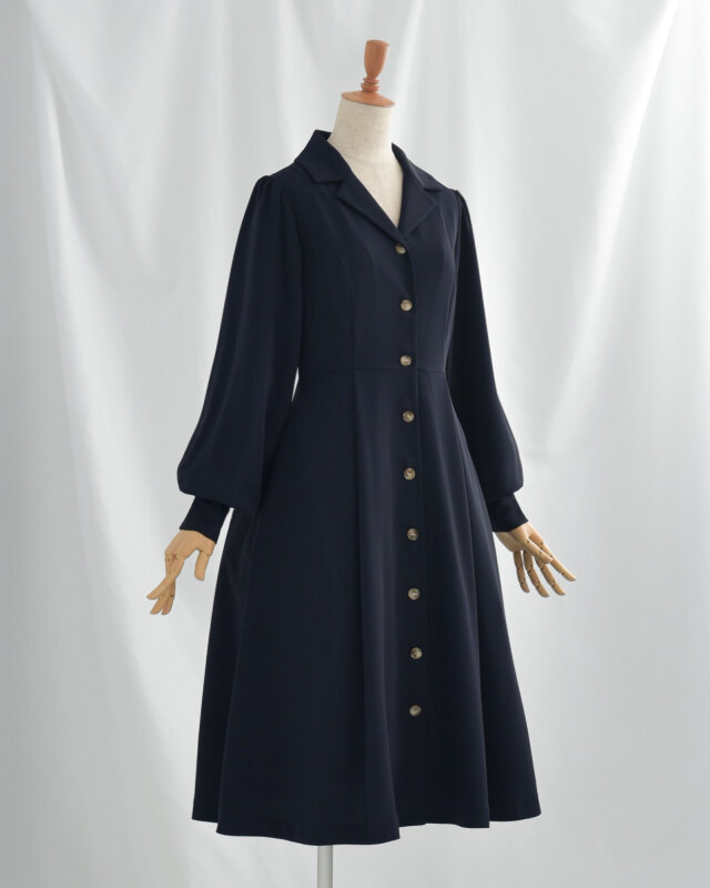 クラシカル襟が顔まわりをすっきり見せる大人ワンピース