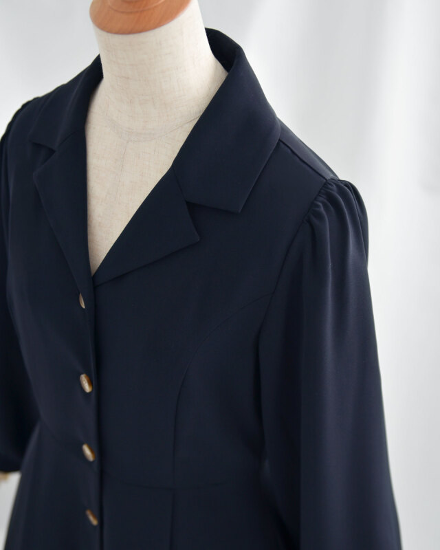 手首ボタン仕様で所作まで美しい上品シャツワンピース