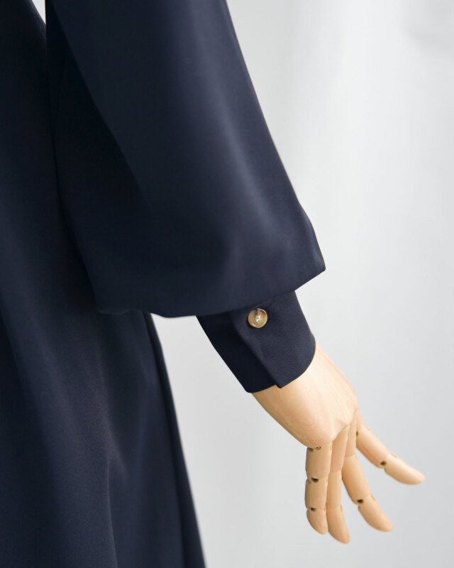 縦ライン強調でお腹まわりを整える美シルエットワンピ