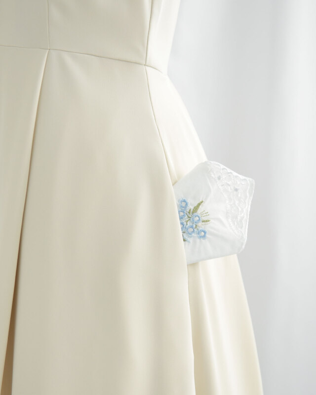 なめらか上質素材で端正な佇まいを叶えるワンピース