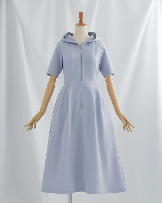 透明感を引き立てる上品なブルー。カジュアルになりすぎず40代の日常に馴染む、きれいめ半袖パーカーワンピース。