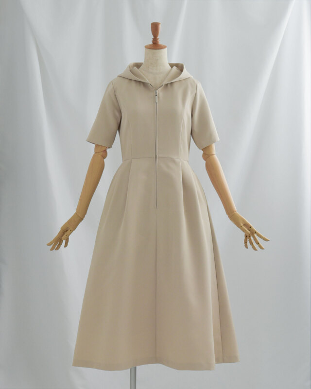 肌馴染みが良く洗練された印象のベージュ。大人の抜け感と品格を両立する、きれいめ美シルエットのパーカーワンピース。