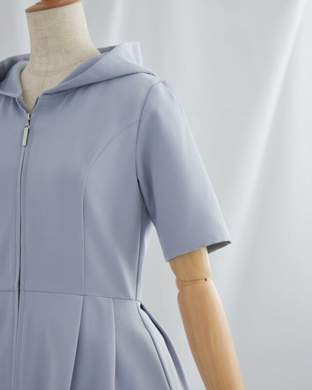 気になる二の腕をさりげなくカバーする上品な半袖デザイン。肩周りをすっきりと見せるきれいめパーカーワンピース。
