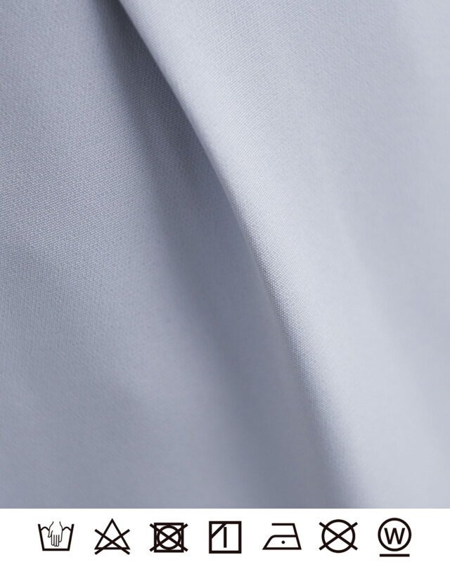 なめらかな肌触りと美しいドレープを生み出す高品質素材。シワになりにくいブルーの上品きれいめパーカーワンピース。