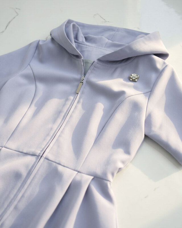 ブローチが映える上品ブルー。着脱が便利なフロントファスナーのきれいめパーカーワンピース。レジーナ【神戸ワンピース専門店】