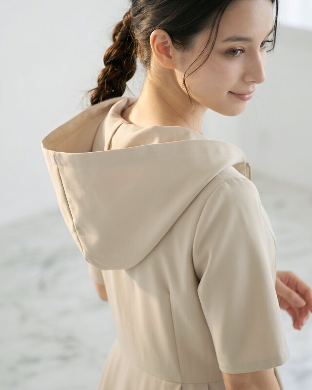 立体フードが顔周りを華やかに。上品ベージュの大人のきれいめパーカーワンピース。レジーナ【神戸ワンピース専門店】