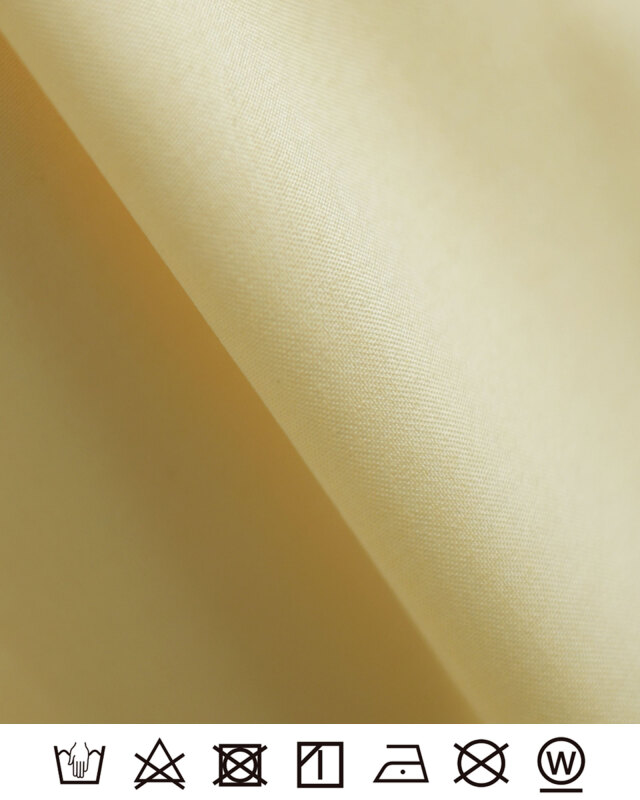 お顔周りを明るく見せる華やかなイエロー。自宅で洗えてお手入れ簡単な大人のきれいめワンピース生地。