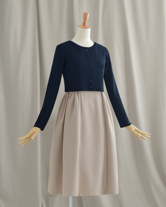 背中まで美しく見せる上質ニット素材で体のラインを拾いにくい設計