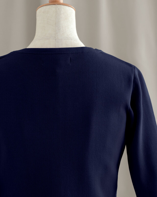 手首まで覆う長袖仕様で二の腕や腕周りをさりげなくカバー