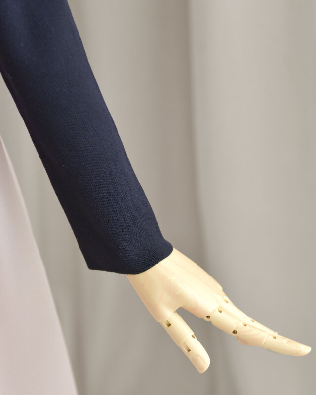 伸びの良いニット素材で長時間着ても疲れにくい着心地