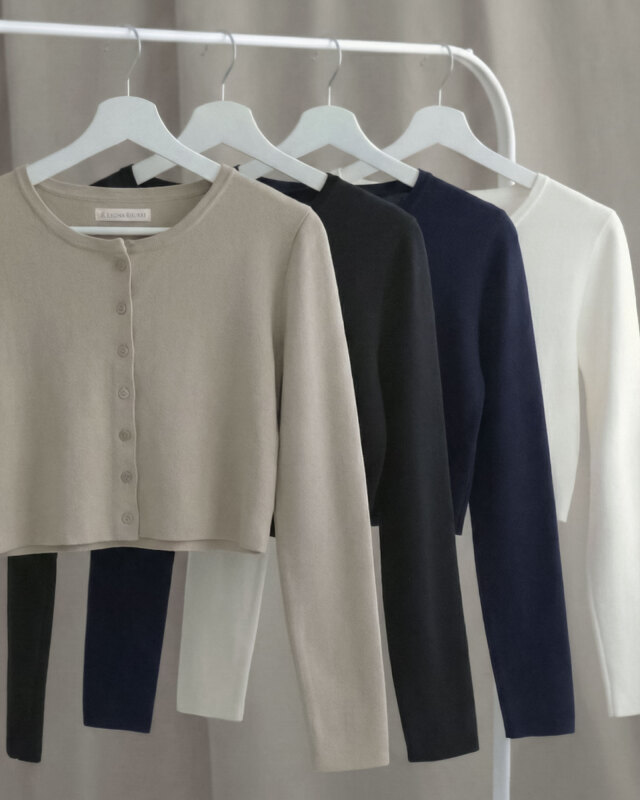 きちんと感と女性らしさを両立する長袖カーディガン