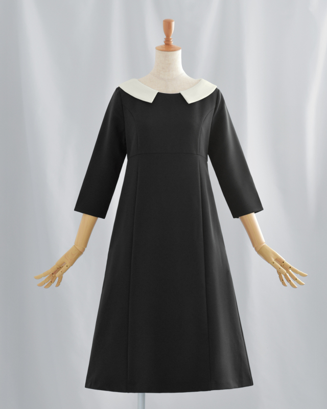 黒地に白襟をあしらったエレガントなワンピース。大人女性のきちんと感を演出するシンプルデザイン。
