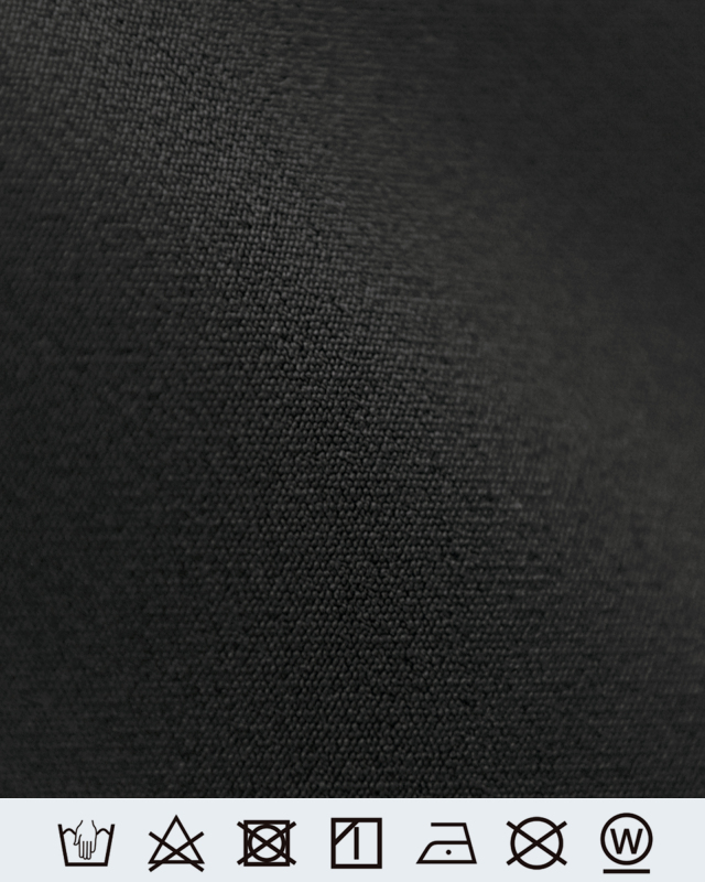 高品質で肌触りの良いブラックカラーの生地感、フォーマルにも普段使いにも対応できるワンピース素材