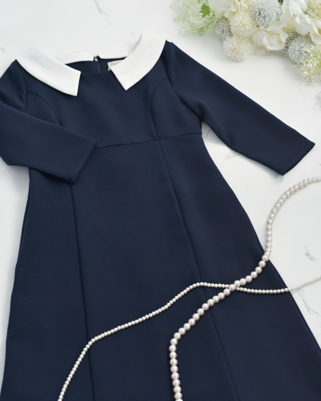 白襟がアクセントのネイビーワンピース、華やかなパールと合わせて上品さを演出 レジーナ【神戸ワンピース専門店】