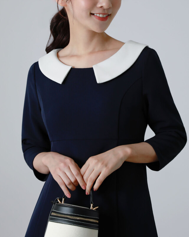 ネイビーワンピースの上半身アップ、白襟で顔まわりを明るく見せるデザイン レジーナ【神戸ワンピース専門店】