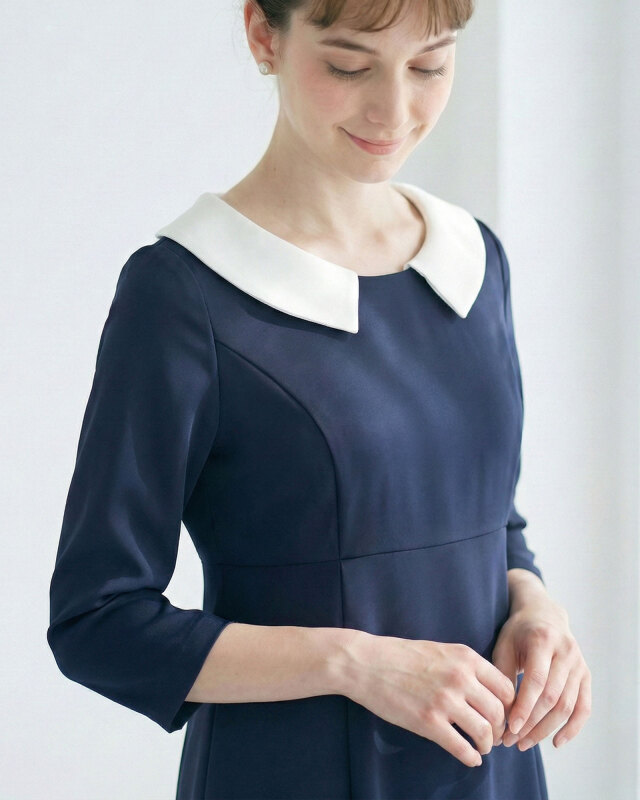 体型を自然にカバーするフレアシルエットのワンピース着用例。きちんと感ある装い。レジーナ【神戸ワンピース専門店】