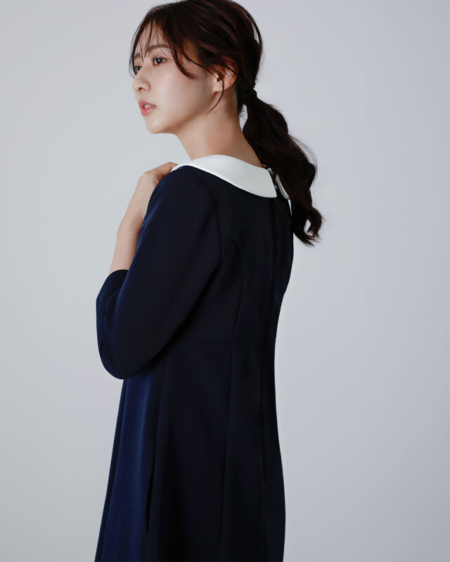 白襟付きネイビーワンピース、シンプルで細見えする大人の上品スタイル レジーナ【神戸ワンピース専門店】