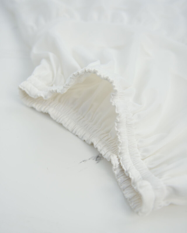 ノーマルタイプのパニエの自然な広がりを生む生地の質感詳細です。