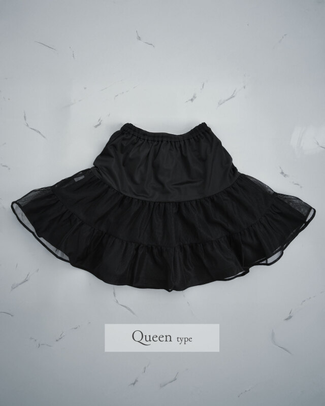 軽やかに揺れるパニエ裾部分の縫製と美しいドレープを写した詳細画像です。