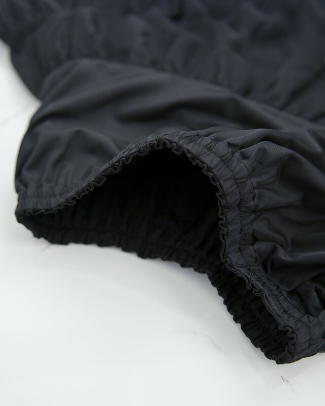 ふんわりボリュームを支える裏地とチュールの重なり構造が分かるディテールです。