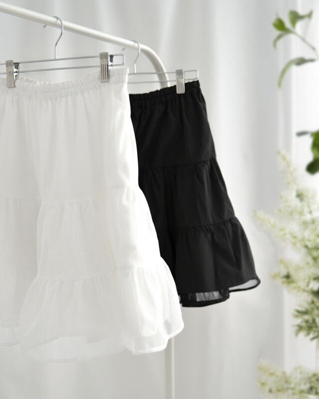 軽やかに広がるホワイトパニエの柔らかなシルエットを写した画像です。レジーナ【神戸ワンピース専門店】