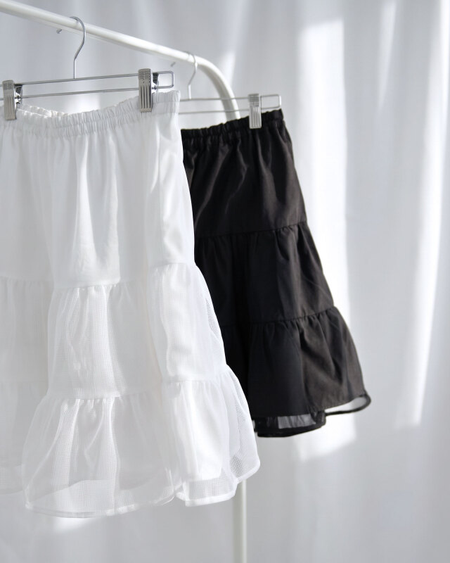 ホワイトとブラックの使いやすい2色展開。ワンピースのシルエットを美しく保つ大人の上品ペチコート。レジーナ【神戸ワンピース専門店】