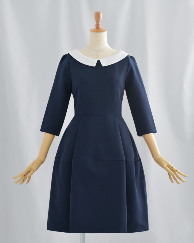 清楚な印象を与えるネイビーワンピース、落ち着きのある大人の装いに最適