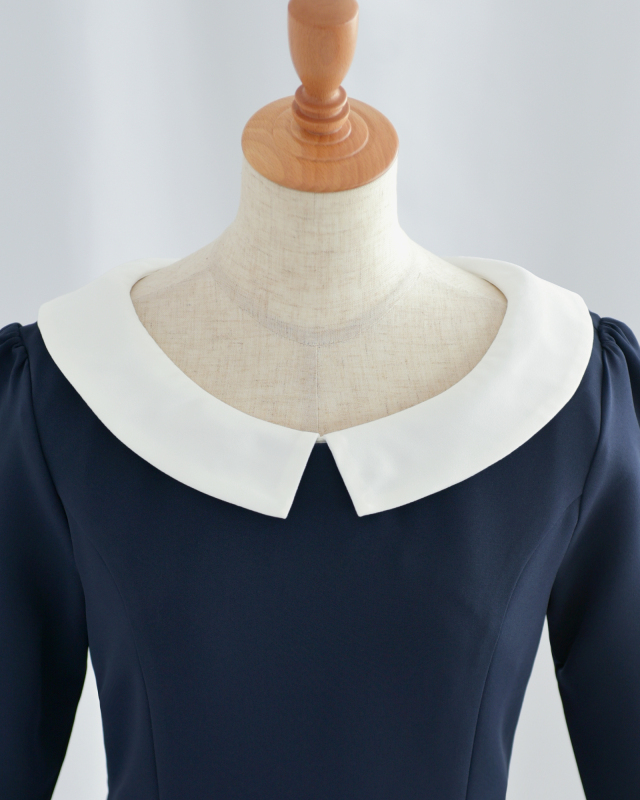 白襟付きネイビーワンピースの清楚な襟元デザイン