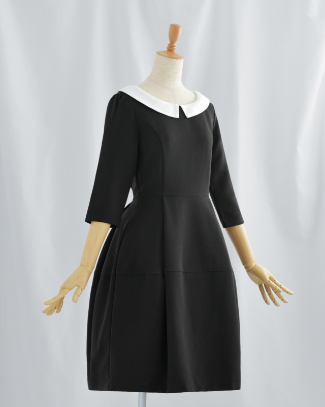 上品な白襟付き黒ワンピースの全体像、クラシカルで洗練された雰囲気