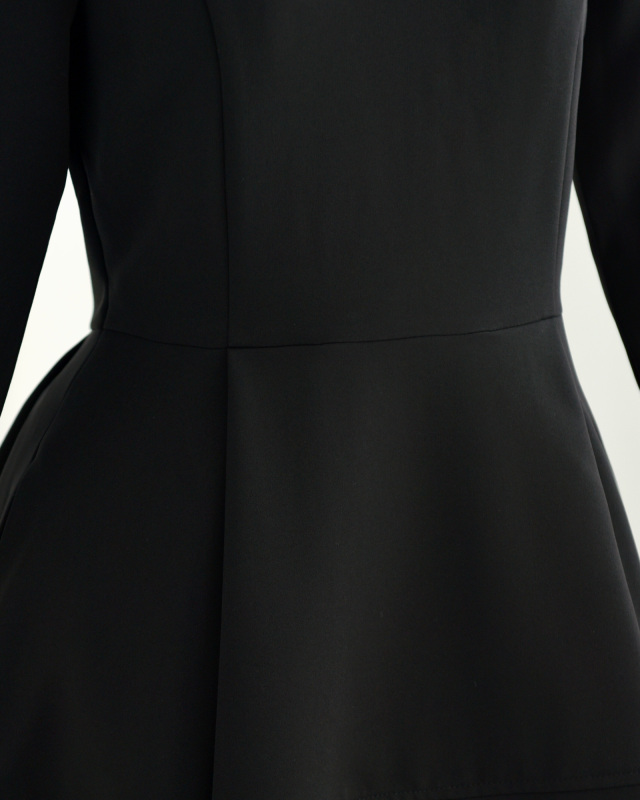 ブラックワンピースのウエスト部分、きれいな縫製と立体感