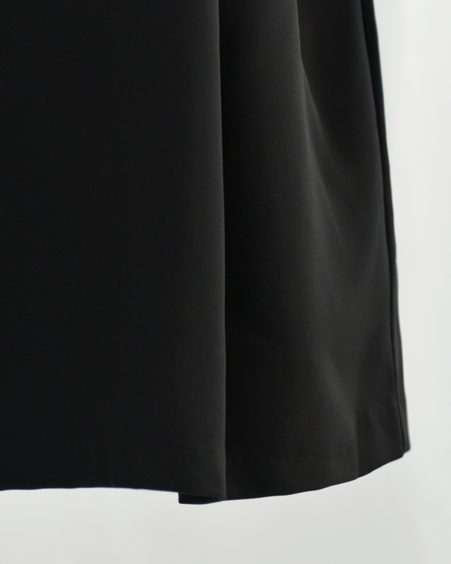 黒ワンピースの裾部分、上品なフレアシルエット