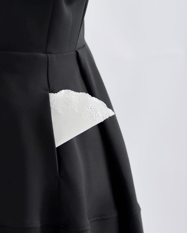 実用的なポケット付きの黒ワンピース、使いやすさと上品さを兼ね備えたデザイン