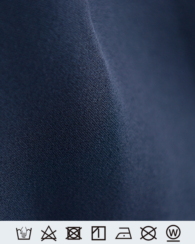 ネイビーワンピースの上質な生地感、落ち着いた大人の雰囲気を演出