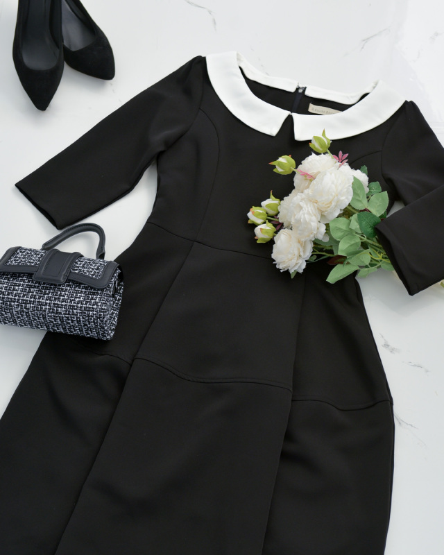 白襟が映えるブラックワンピース。きちんと感と上品さを両立し、大人にふさわしい装いを叶える一着。レジーナ【神戸ワンピース専門店】