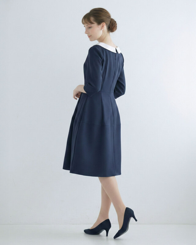 白襟ネイビーワンピースの後ろ姿。ウエスト切替で細見え