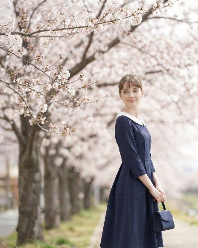 白襟ネイビーワンピースのきれいめ春コーデ。通勤にも活躍