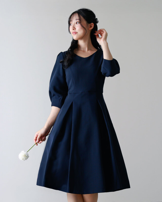 凛とした大人の魅力を引き立てるきれいめワンピース姿。レジーナ【神戸ワンピース専門店】