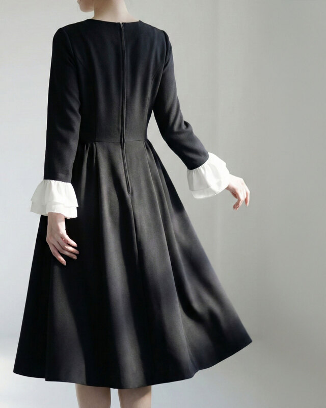 黒ワンピースの後ろ姿。ウエスト切替で体型をすっきり見せる。レジーナ【神戸ワンピース専門店】