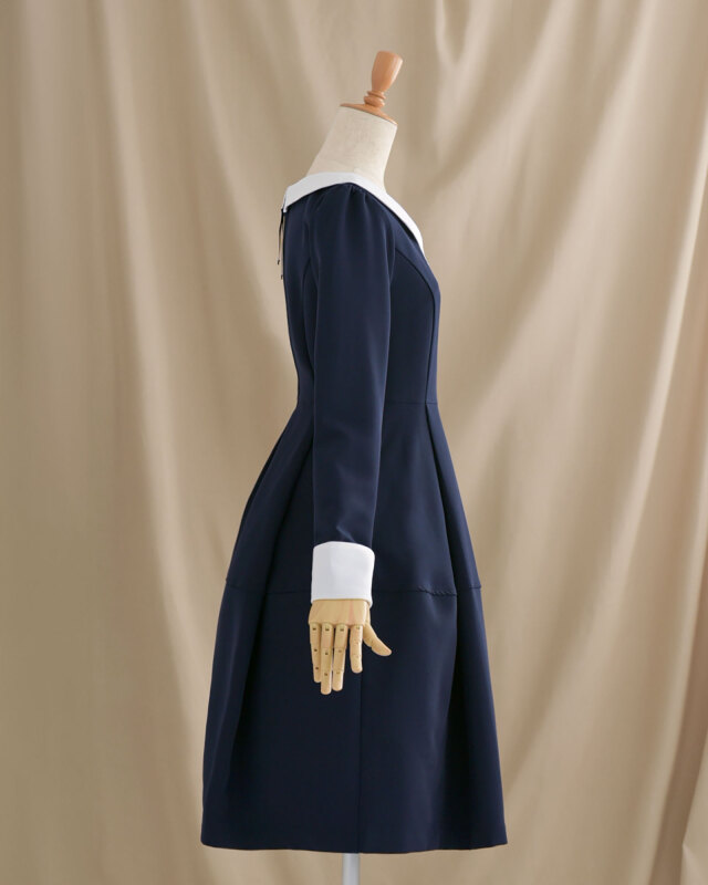 後ろファスナー仕様で着脱しやすい上品ネイビーワンピース。清楚な印象に。