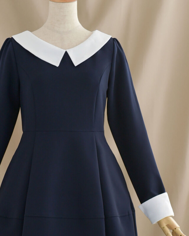 背面の白襟が映えるクラシカルな後ろ姿。清潔感のあるワンピース。