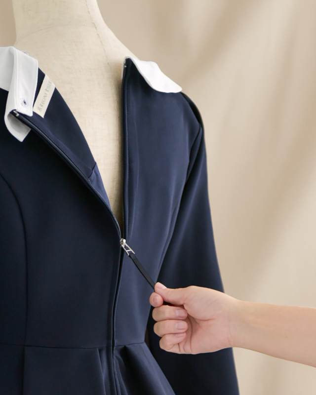 スマホが入る便利なポケット付き。機能性と上品さを兼ね備えたワンピース。