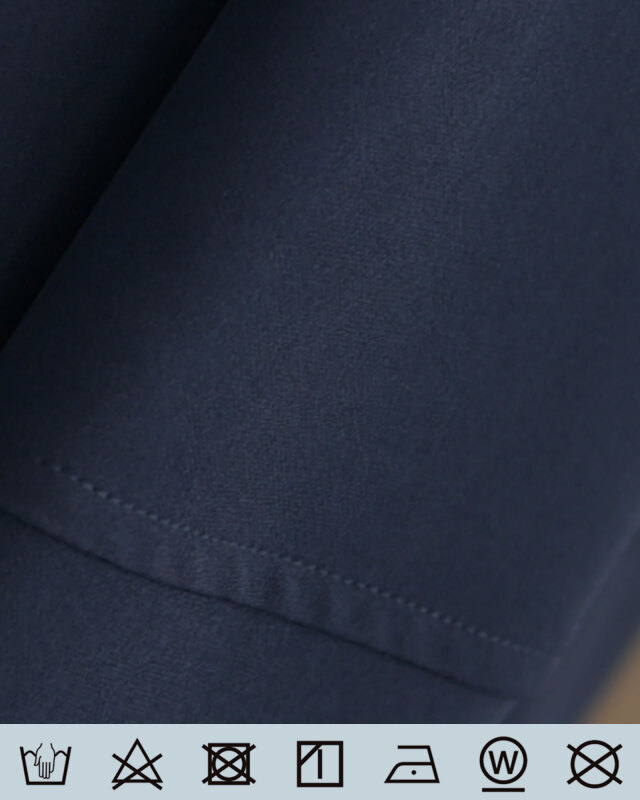 高品質なポリエステル生地でシワになりにくく、美しいシルエットをキープ。