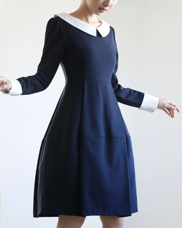 エレガントに揺れるネイビーワンピース。清楚で気品ある装いに。レジーナ【神戸ワンピース専門店】