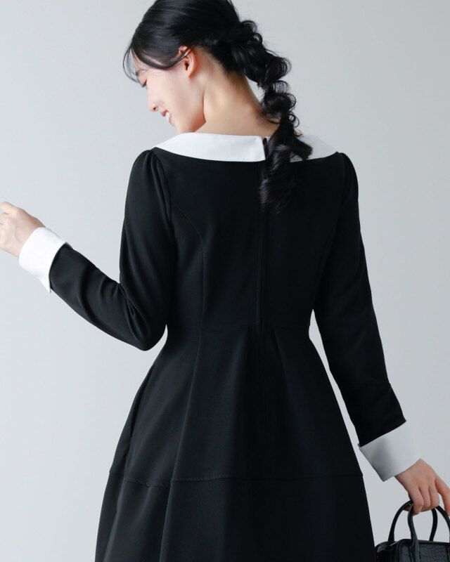 白襟が印象的なブラックワンピースの後ろ姿と立体的なウエストラインデザイン