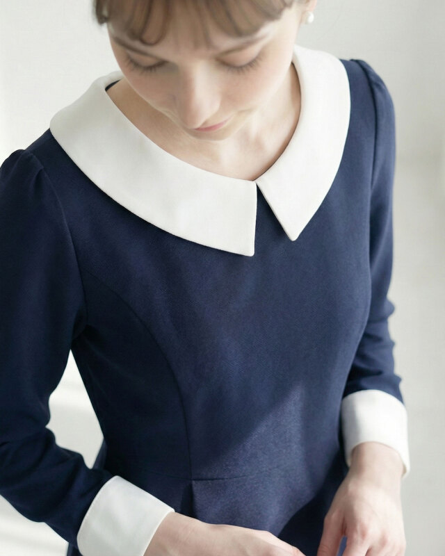 襟元と袖口の配色が映えるクラシカルなワンピースレジーナ【神戸ワンピース専門店】