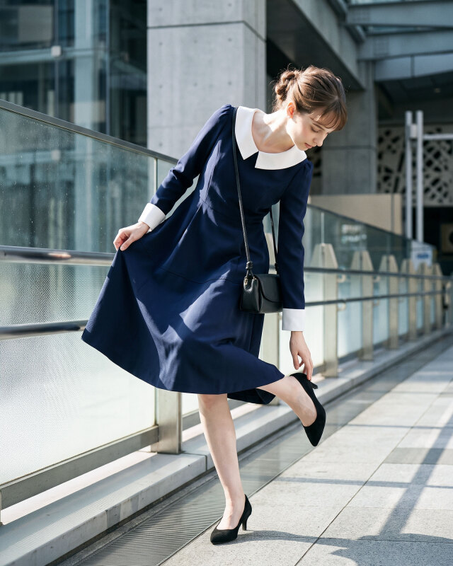 街中のお出かけにも美しく映えるネイビー。上品な華やかさを纏う大人のきれいめワンピース。レジーナ【神戸ワンピース専門店】